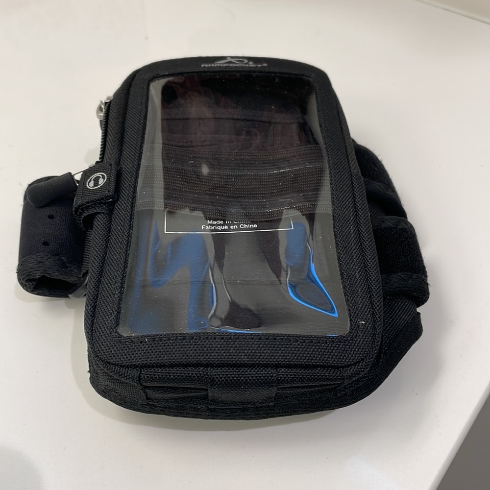 Unisex Black Arm pocket great on your runs, walks , bike etc